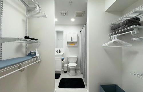 Modern 2Br-2Ba Belltown Condo with Free Garage Parking - Foto 17