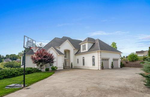 Stunning Modern Retreat! Year-Round Swim Spa | Hot Tub | Movie Room | Firepit - Foto 37