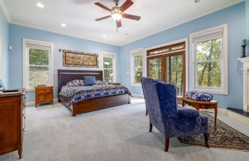 Riverbend Lodge Spacious Riverfront Home with Hot Tub Pool & Mountain view - Foto 28