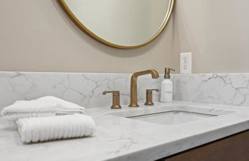 NEW Spacious Clarkson Getaway w Games & Yard - Foto 44