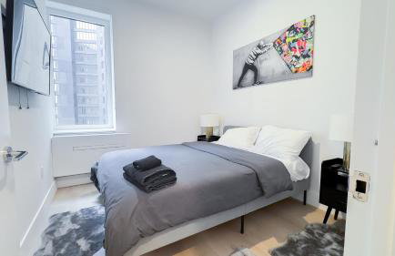 Stylish 3BR Luxury Retreat in the Heart of FiDi - Photo 13