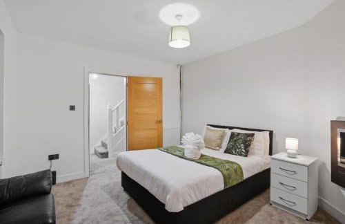 Spacious Modern 4BR Home 2 Luxury Bathrooms Private Parking Near M54, M6, JLR & WV1 - Foto 10