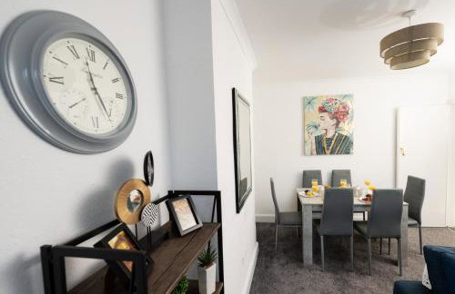 Stylish 4BR House, Sleeps 7, High-Speed Wi-Fi, Long Stay Friendly - Foto 51