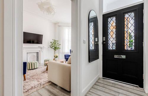 Immense Bright 5BR House near Kensington Olympia - Photo 22