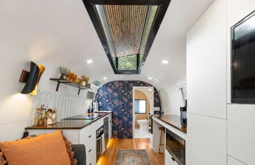 Luxury Airstream w hot tub, king bed, & grill - Foto 8