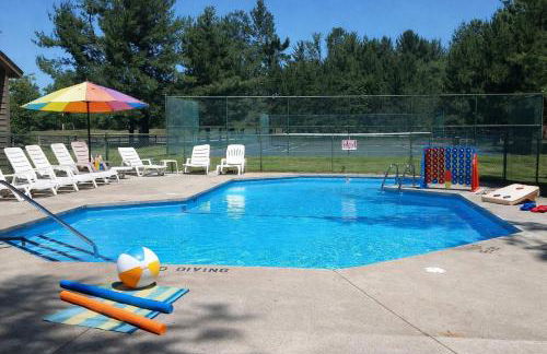 New, Spacious and charming, with a river view, conveniently located near skiing and golf - Foto 1