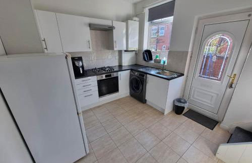 2 Bedroom House Perfect for Family Work Stays Easy Access to Manchester Oldham - Foto 6
