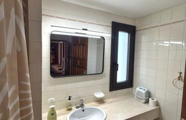 Apartamento en la Escala con piscina y parking - Photo 40