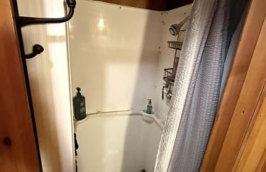 Charming Lakeside Cabin Bungalow with Timeless Rustic Beauty near Portage Lake in Maine - Foto 6