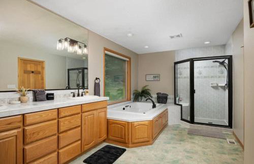 Iron Mountain - Spacious Secluded Lodge with Hot Tub & Game Room - Photo 40