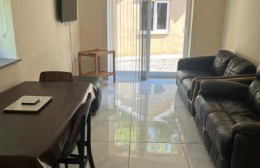 Castell Cottages Central with Parking - Foto 12