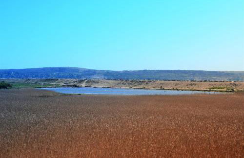 THE HIDEAWAY - LUXURY SELF CATERING COASTAL APARTMENT with PRIVATE ENTRANCE & KEY BOX ENTRY JUST A FEW MINUTES WALK TO THE BEACH, SOLENT WAY WALK, SHOPS and many EATERIES & BARS - FREE OFF ROAD PARKING,FULL KITCHEN, LOUNGE,BEDROOM , BATHROOM & WI-FI - Foto 68