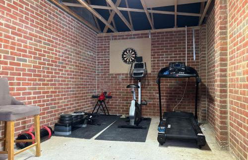 4BR Home - Gym - 3BA - Free Parking - En-suite - Near LGW Airport - Foto 13