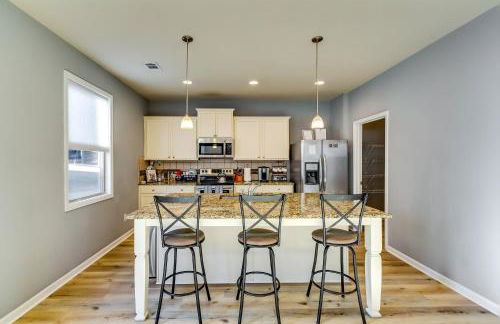 Open Plan Arcade Home with Natural Hardwoods Sleeps 10 - Foto 13