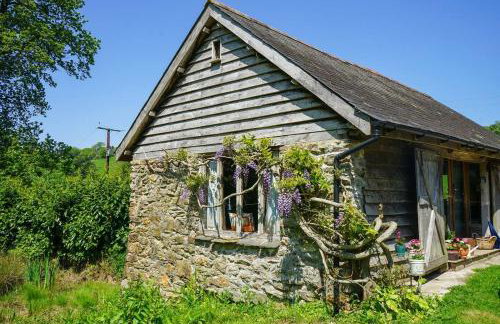 Escape to an Idyllic Countryside Couple's Retreat - Photo 37