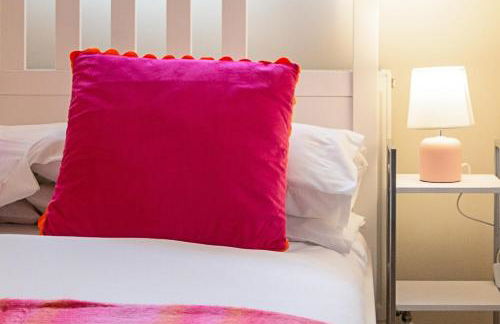 2 bedroom Large Town Centre Apartment FREE Parking - Foto 5