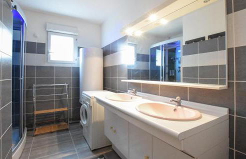 Beautiful Home In Auberville With Wifi - Photo 21