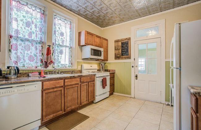 5bddowntown Victorian Charmhot Tub, Firepit - Photo 25