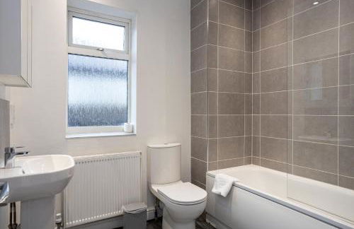 Pillo Rooms - Spacious 4 Bedroom Detached House close to Heaton Park - Foto 57