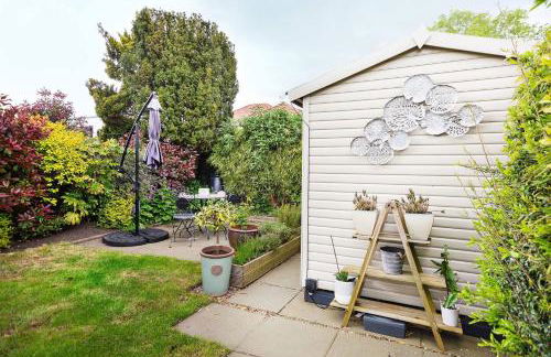 Pass The Keys Picture Perfect Haven in Didsbury Village - Free Parking & EV Station - Photo 56