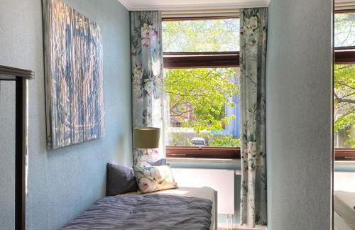 FeWo mit 3 SZ, direkte Innenstadtlage, Südterrasse, Parkplatz auf dem eigenem Privatgrundstück, 2x E-Bike und E-Autoladesäule inklusive, Konzertkirche, Schauspielhaus, FH, Jahnsportforum sowie der Tollensesee sind fußläufig in ein paar Minuten erreichbar - Foto 11