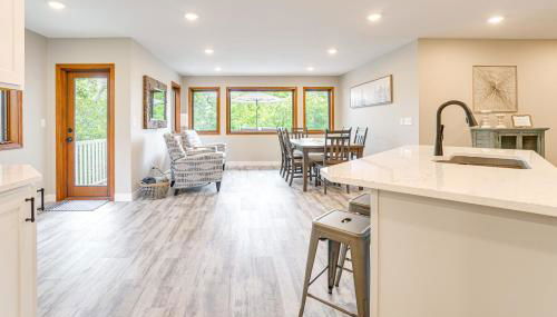 Family-Friendly Lakeview Cottage with Deck and View - Foto 4