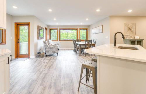 Family-Friendly Lakeview Cottage with Deck and View - Foto 4