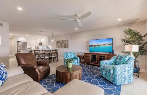 1055-607 Pond View High Rise with Remodeled Kitchen - Foto 17