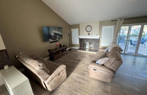 Riverside Views & Pool Retreat - Foto 49