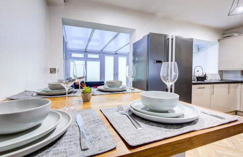 The Iver - 3BR - Spacious House - Free Parking - Photo 8