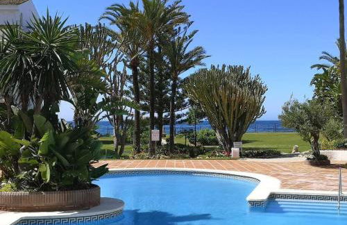 Modern apartment with pool on the beachfront in Marbella by SharingCo - Photo 1