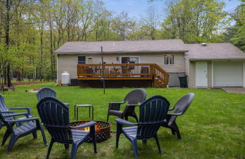 Serenity and Fun all in one in this Cozy Pocono Cabin - Foto 46