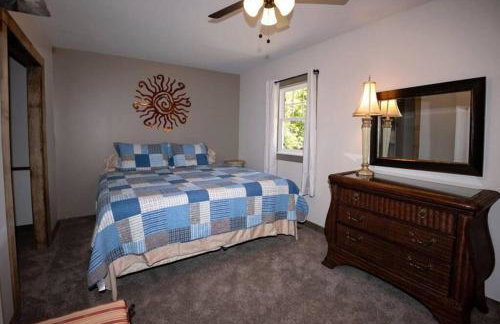 Little Blue Cottage: a wooded getaway near beaches and towns - Foto 8