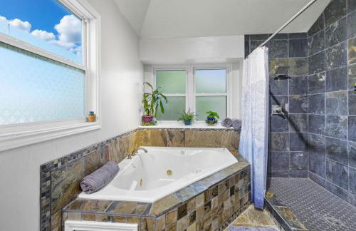 Luxe Family Escape with Games Hot Tub and Yard - Foto 43