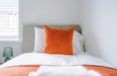 Modern 3 Bedroom House Perfect for Short and Long Stays - Foto 27