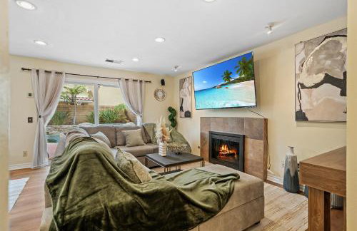 Entire Private Home with 4 Bedrooms, Pool, Hot Tub, King Bed, Garage, Available Now - Foto 46