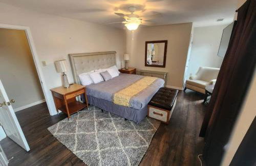 Large near Shops/Dining & easy access to freeway - Foto 5