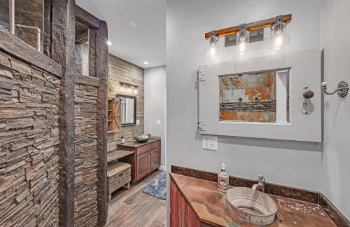 Lakeside Retreat with Hot Tub & Game Room home - Foto 39