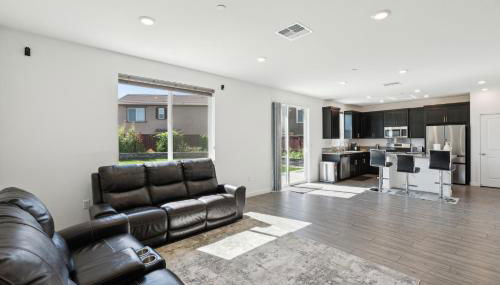 Spacious 3BR Home with Charming Backyard home - Foto 3