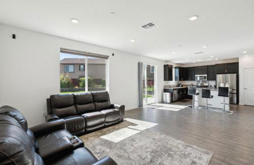 Spacious 3BR Home with Charming Backyard home - Foto 3