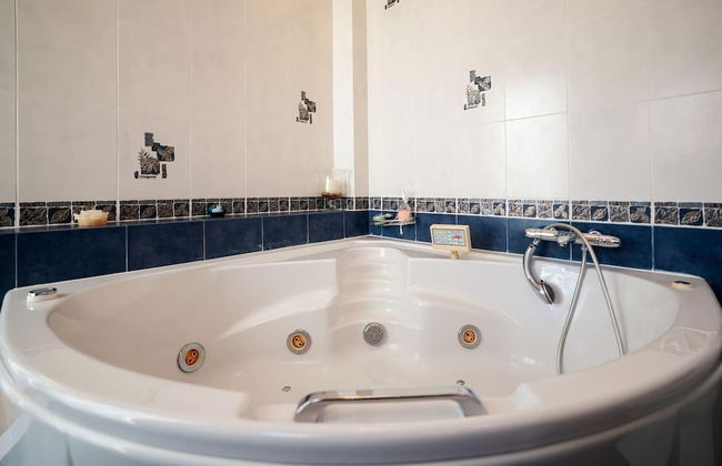 4 Bed Villa - Sleeps 10 - Pets - Pool - Hottub - Foto 33