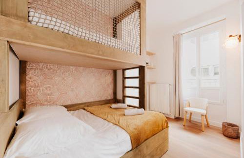 Spacious 5-Bedroom Home with Terrace, Air Conditioning and Parking - Photo 8