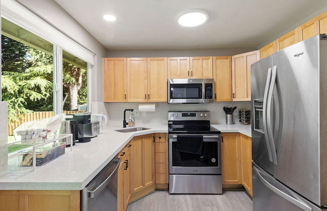 Cheerful Kirkland Home w/AC Big Yard, Walk to Beach - Photo 17