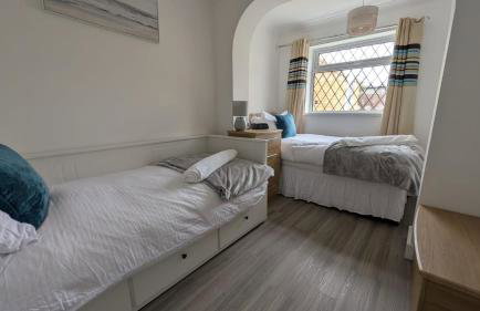 Peaceful 2-Bed Bungalow with Garden & Parking in Bramley Village, Rotherham - Foto 66