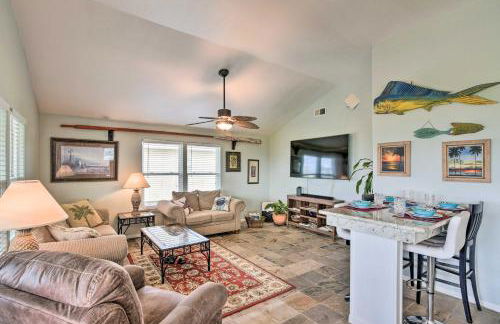 Unwind Poolside, Walk to Beach! Galveston Retreat - Foto 2
