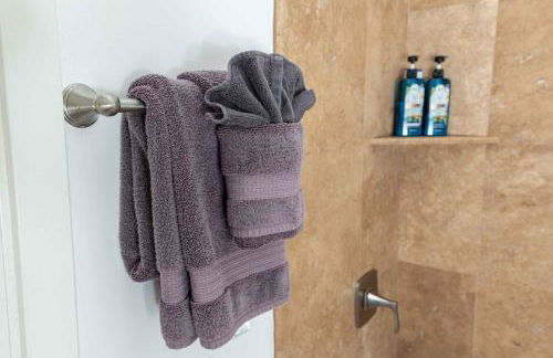 Chic SD Basecamp - Walk to Downtown - Foto 37