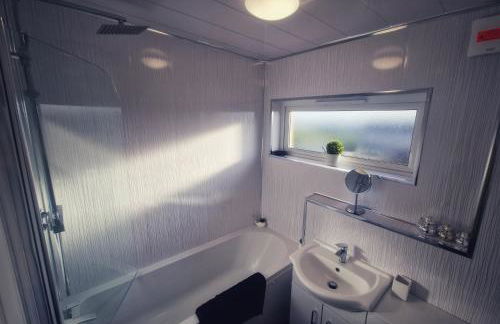 Cozy Shotts House with 2 Bedrooms - Photo 4