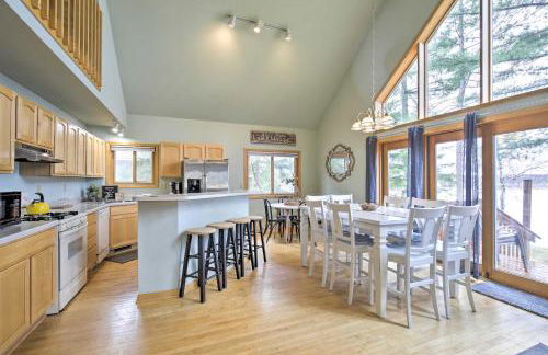 Cozy Dam Lake Escape with Dock, Yard and Water Access! - Foto 4