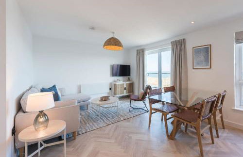 Gwel Y Mor Penthouse by Birch Stays New Home - Photo 2