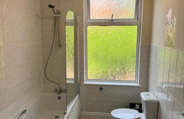 Large Traditional, Sleeps 8, 2 baths, Train, Tram, Pubs, Hucknall - Foto 12